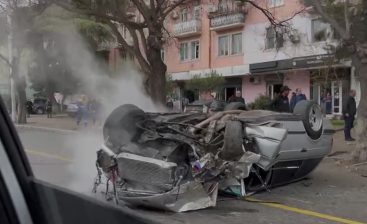 (ვიდეო) საშინელი ავარია ისანში, ავტომობილი ამოტრიალდა და აალდა – რა ხდება ამ წუთებში ადგილზე?